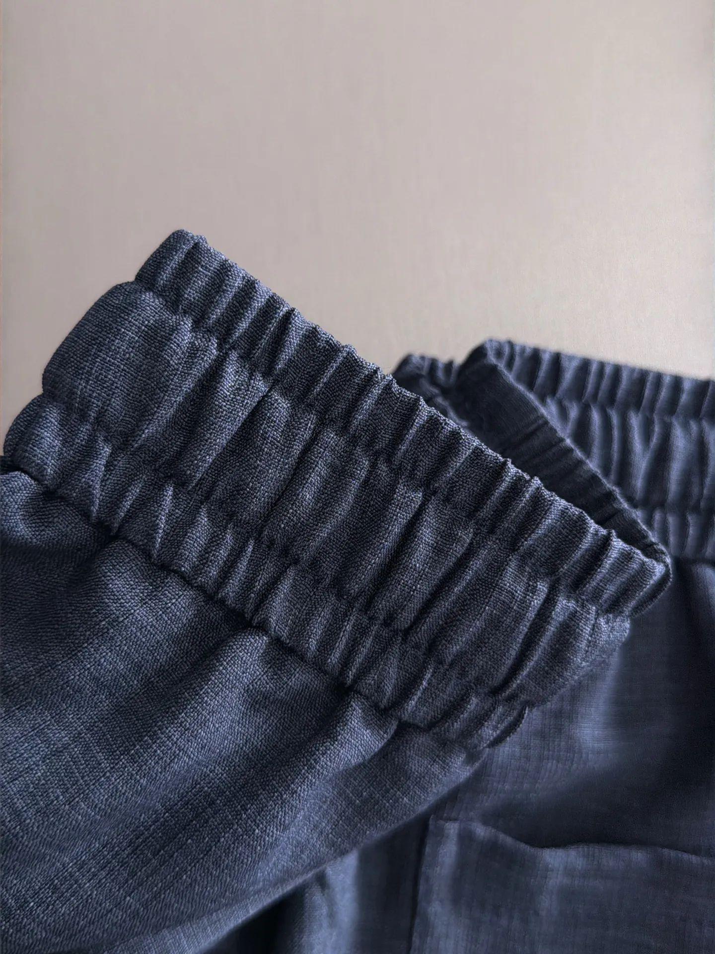 Burberry's 2026 spring and summer new shorts are made of imported Japanese Denim plain cotton, complete with three standards. The top stone-washed process makes the texture reach the old taste of the 1980s, soft, delicate and comfortable. The color has a modern and fashionable vicissitudes of life, and the upper body is Versatile fashionable! Light luxury, a must-have item for daily commuting! Sizes: M-5XL (please state your height and weight when placing an order)
